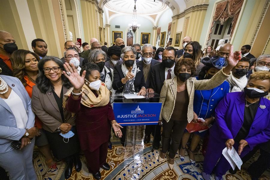 A presidente da bancada negra do Congresso, Joyce Beatty, fala depois que o Senado votou para confirmar a juíza Ketanji Brown Jackson para a Suprema Corte, nesta quinta-feira