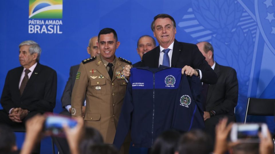 Aposta de Bolsonaro para a educação, escolas cívico-militares entram na mira do PT Aposta de Bolsonaro para a educação, escolas cívico-militares entram na mira do PT