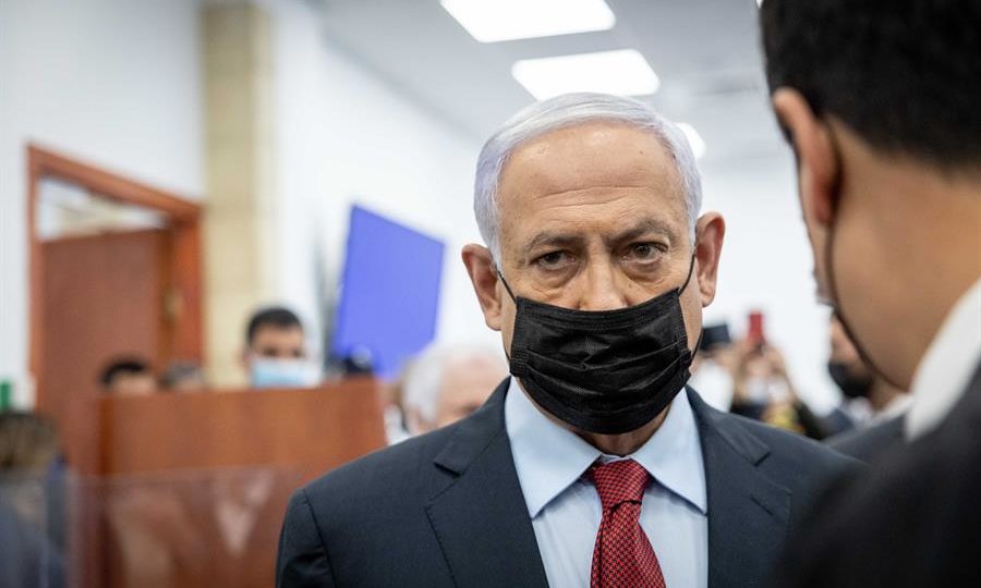 Terrorismo, coalizão e o possível retorno de Netanyahu em Israel O ex-primeiro-ministro israelense Benjamin Netanyahu no Tribunal Distrital, em Jerusalém Oriental, em 23 de março de 2022. Netanyahu está sendo julgado por acusações de suborno, fraude e quebra de confiança em três casos distintos.