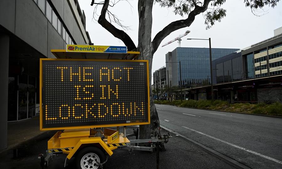O estudo definitivo sobre a inutilidade do “lockdown” Placa com os dizeres 'O ACT está em lockdown' em Canberra, Território da Capital Australiana (ACT), Austrália, 24 de agosto de 2021