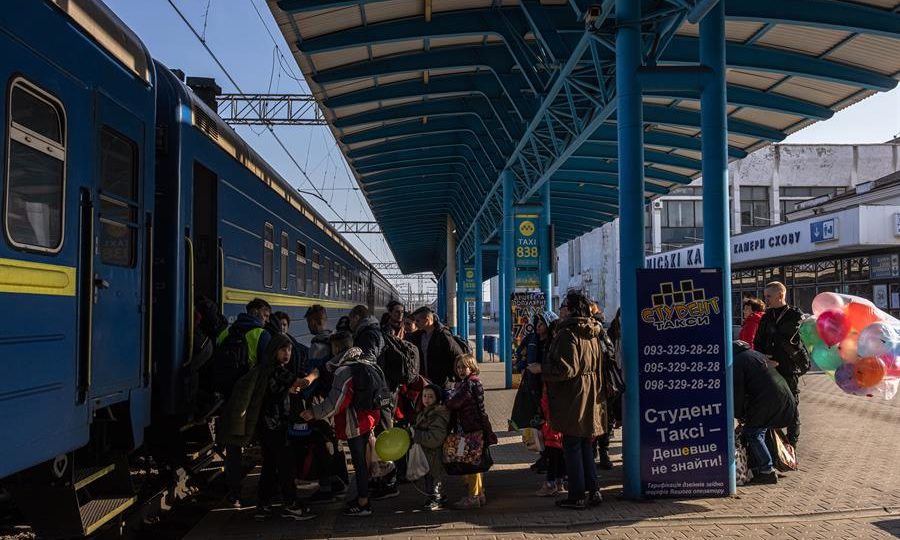 Crianças ucranianas que perderam seus pais na guerra embarcam em uma estação em Zaporizhzhia