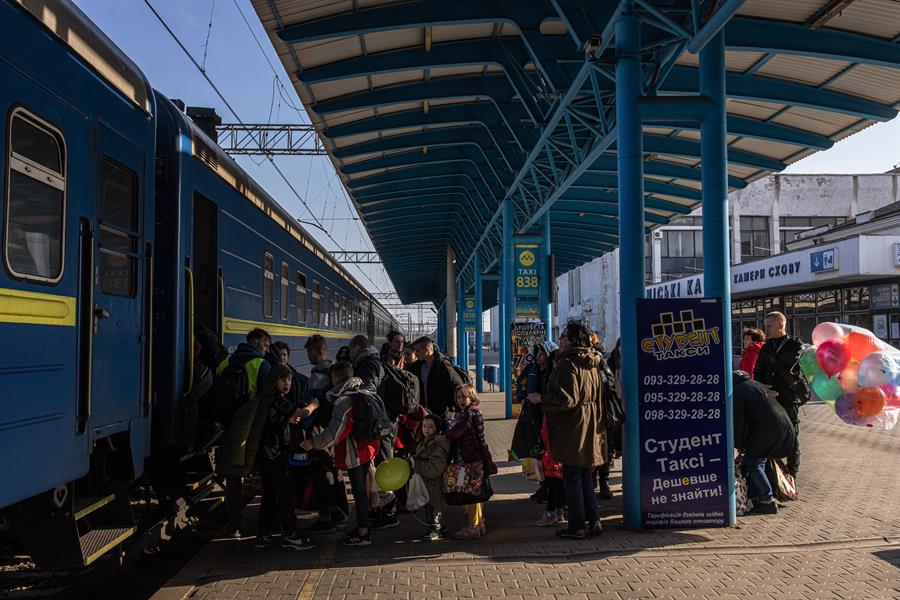 Crianças ucranianas que perderam seus pais na guerra embarcam em uma estação em Zaporizhzhia
