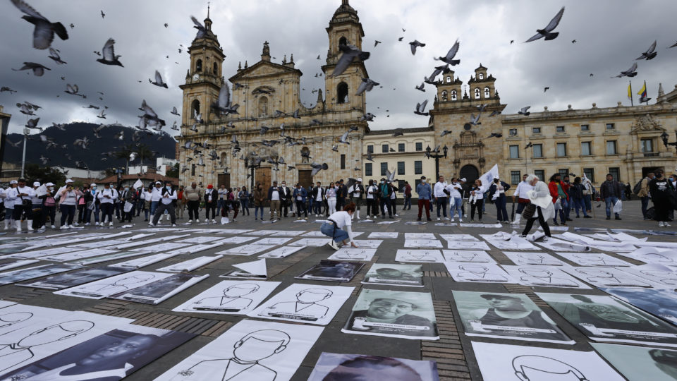 A Rússia está exportando uma guerra para a América do Sul? Manifestantes realizaram protesto em Bogotá em março para lembrar que a violência continua depois do acordo de paz de 2016