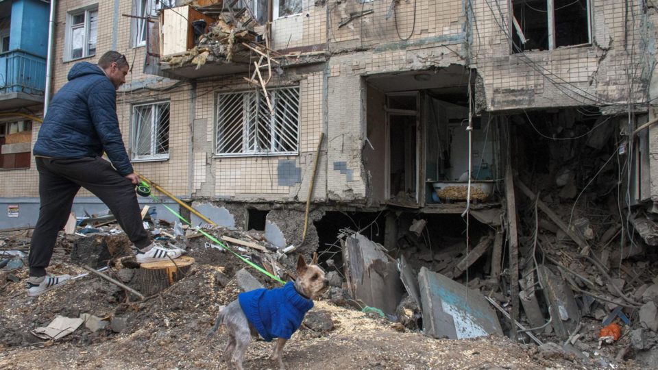 Banco Mundial projeta que guerra fará PIB da Ucrânia encolher 45,1% este ano Homem observa prédio residencial bombardeado em Kharkiv, no leste da Ucrânia