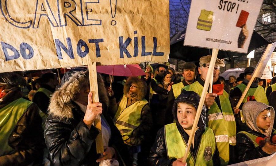 Bélgica: Vinte anos depois da eutanásia “perfeita” Ativistas protestam contra a proposta de emenda legal que legalizou a eutanásia de crianças, em Bruxelas, Bélgica, em 11 de fevereiro de 2014.