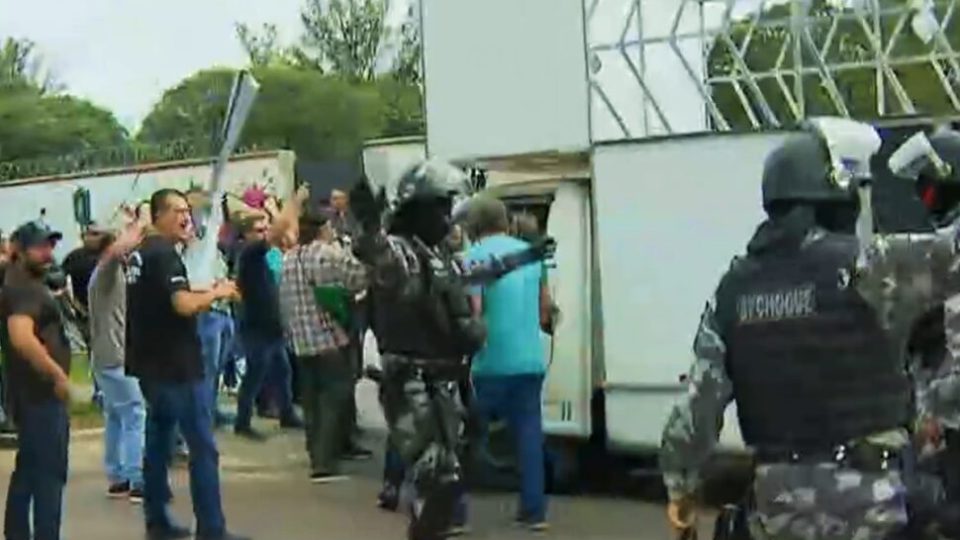 Protesto de policiais civis contra governo termina com confusão em Curitiba Protesto de policiais civis, em Curitiba, nesta segunda-feira (11)