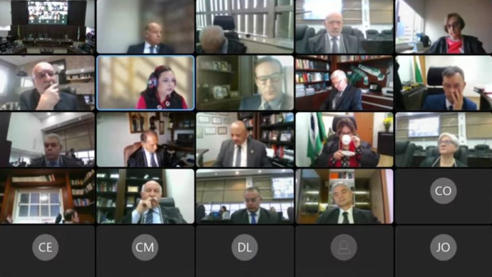 Com 21 votos contra 4, Órgão Especial dá aval para aumentar número de desembargadores Sessão do Órgão Especial do TJ-PR, realizada na tarde desta segunda-feira (11)