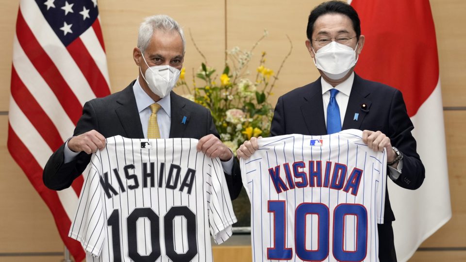 Por que o Japão desistiu da postura cautelosa e está mais incisivo na condenação à Rússia O embaixador americano no Japão, Rahm Emanuel, e o primeiro-ministro Fumio Kishida, em encontro em Tóquio em fevereiro