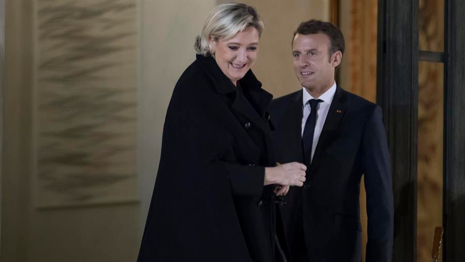 Macron, Le Pen e o possível fim dos partidos tradicionais na França A presidente do partido Frente Nacional (FN), Marine Le Pen, ao sair de uma reunião com o presidente da França, Emmanuel Macron, no Palácio Eliseu, em Paris, França, no dia 21 de novembro de 2017.