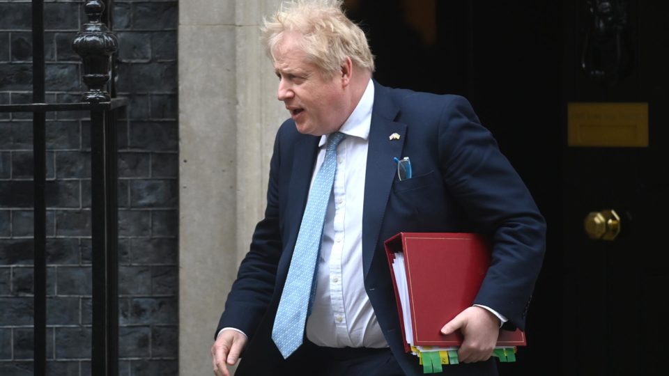 Boris Johnson será multado por festas durante o lockdown O primeiro-ministro britânico, Boris Johnson, saindo de Downing Street