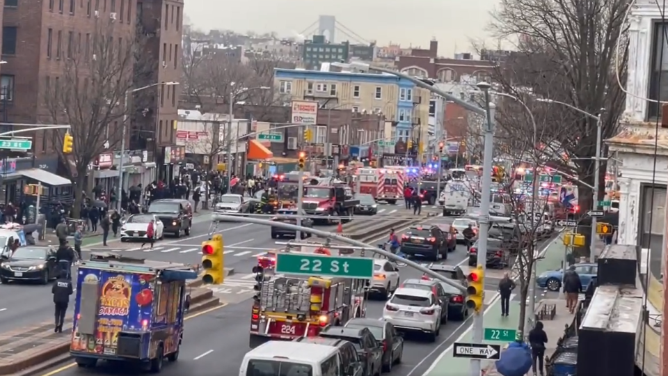 Vídeo de morador do Brooklyn, postado no Twitter, mostra a movimentação da polícia em busca do suspeito