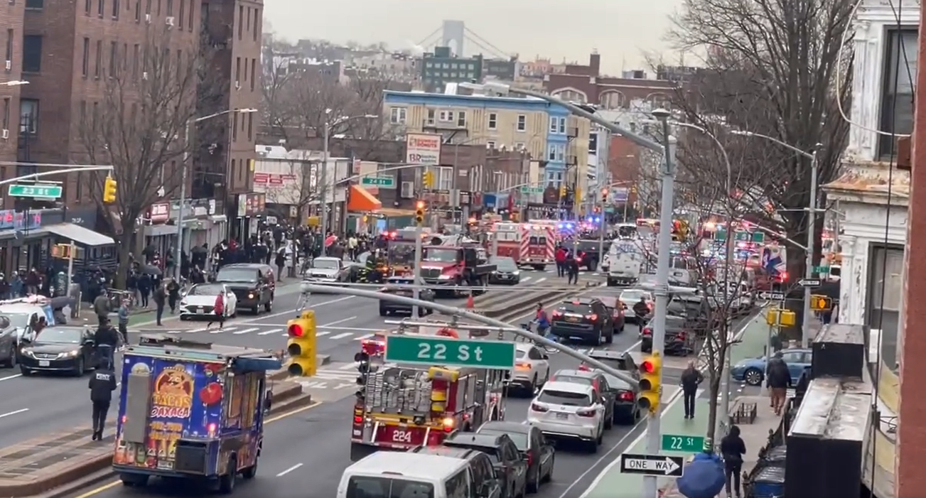 Vídeo de morador do Brooklyn, postado no Twitter, mostra a movimentação da polícia em busca do suspeito