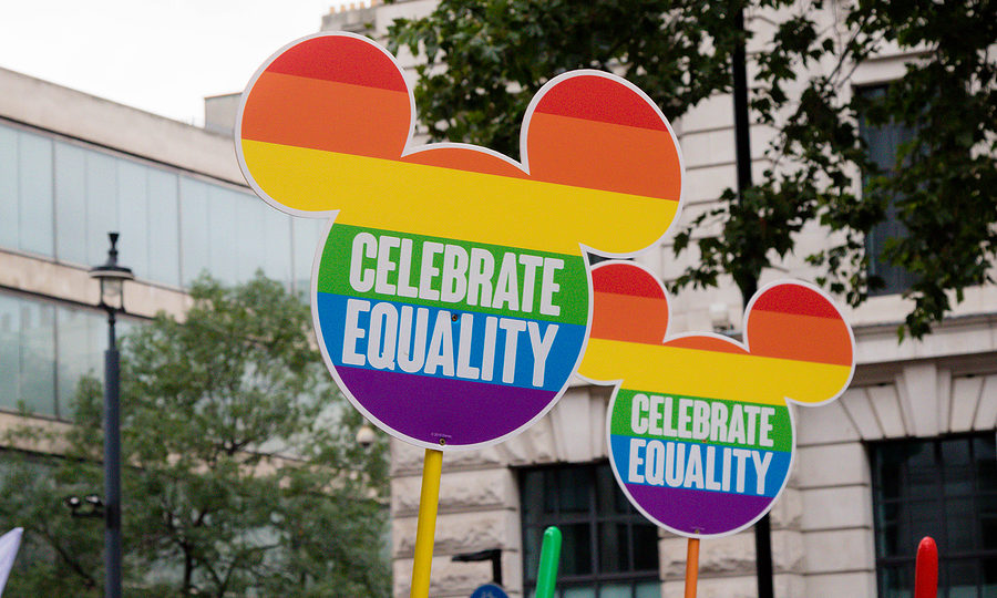 Disney dá ajuda financeira para funcionários mudarem o gênero dos filhos Londres, Reino Unido, 6 de julho de 2019: Placas LGBT em formato de Mickey Mouse durante a parada do Orgulho gay de Londres