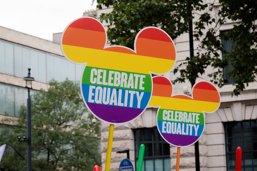Londres, Reino Unido, 6 de julho de 2019: Placas LGBT em formato de Mickey Mouse durante a parada do Orgulho gay de Londres