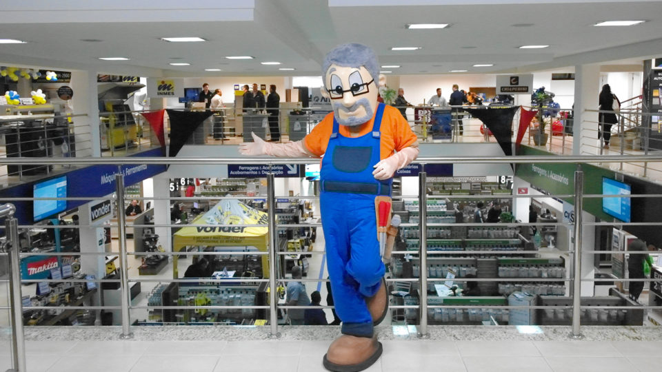 Rudeguinho, o personagem que representa a Rudegon: rede conta com maior estoque da região e um showroom com 15 ambientes montados, distribuídos em mais de 300 m².