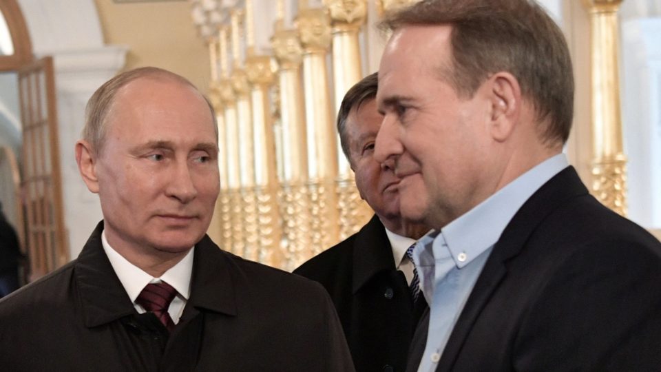 Ucrânia anuncia prisão de político amigo de Putin por “alta traição” Viktor Medvedchuk em encontro com Putin na Rússia, em 2017: ele é acusado de revelar segredos de Estado, ter negócios na Crimeia, trabalhar para a Rússia e ter “vínculos sólidos” com o presidente russo