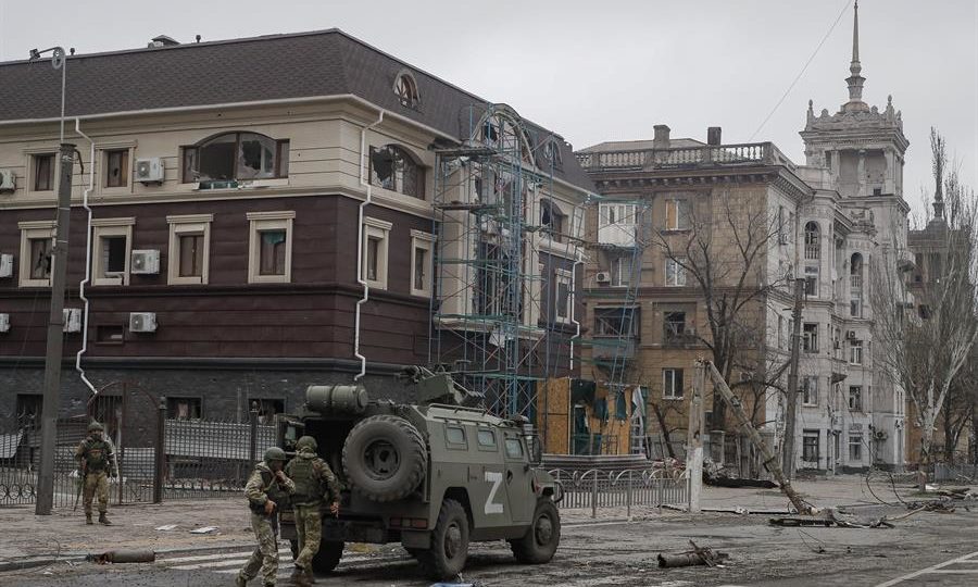 Ucrânia diz que defensores de Mariupol conseguiram unir forças e seguem resistindo Militares russos no centro de Mariupol, na terça-feira (12)