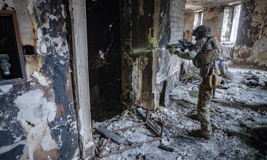 Mais de 1,5 mil corpos de militares russos estão em necrotério de cidade ucraniana, diz prefeitura Soldado russo em teatro destruído em Mariupol