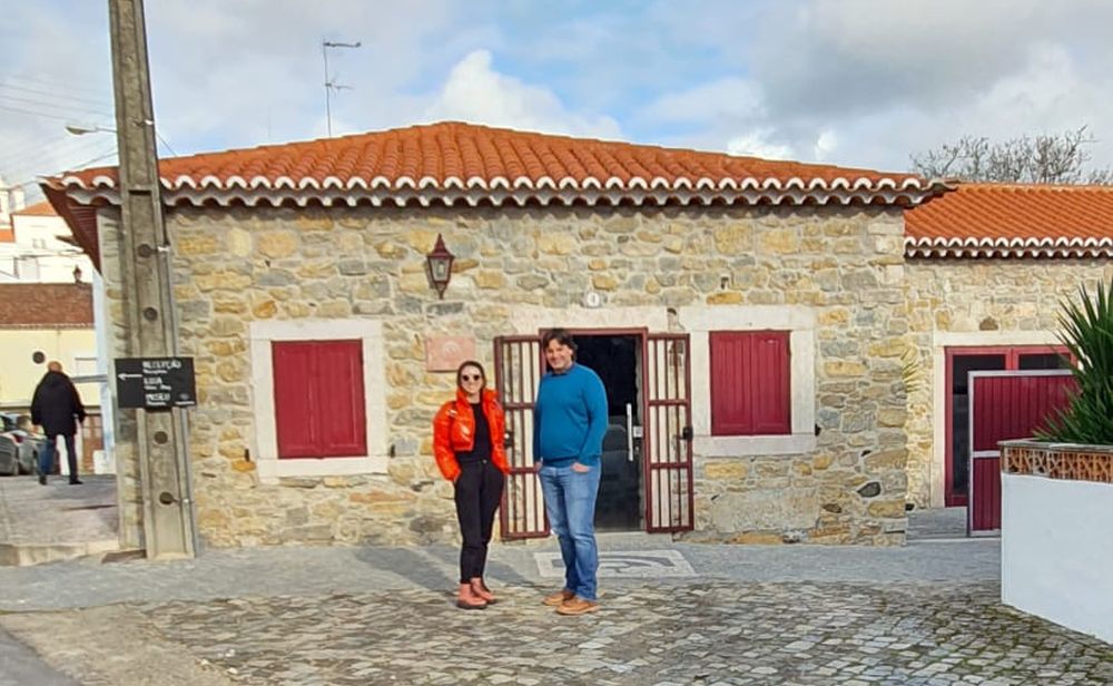 O chef Dudu Sperandio e a irmã, Victoria, no espaço da nova pizzaria Funiculare em Portugal.