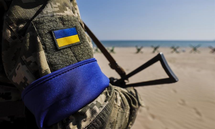 Ucrânia afirma ter atingido navio russo com mísseis, mas Moscou reporta incêndio Soldado ucraniano monta guarda em Odessa, às margens do Mar Negro