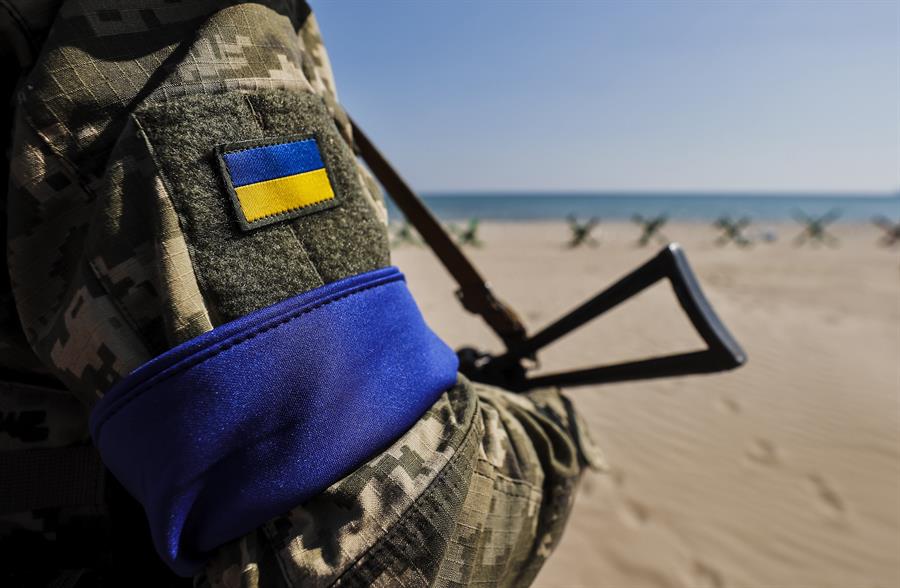 Soldado ucraniano monta guarda em Odessa, às margens do Mar Negro