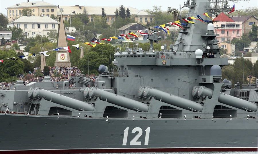 O afundamento de um cruzador e um duro golpe no prestígio militar russo O cruzador Moscou, da frota russa do Mar Negro, pode ser visto no porto de Sebastopol (Crimeia) durante desfile que marcou o 69º aniversário da vitória sobre a Alemanha nazista na Segunda Guerra Mundial, 09 de maio de 2014.