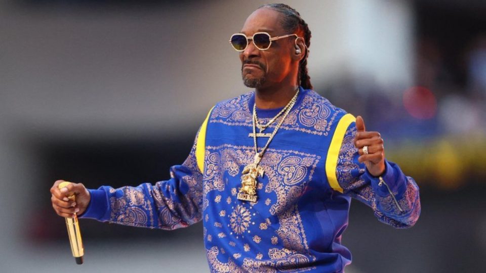 Snoop Dogg com colar da FaZe Clan no Super Bowl 2022