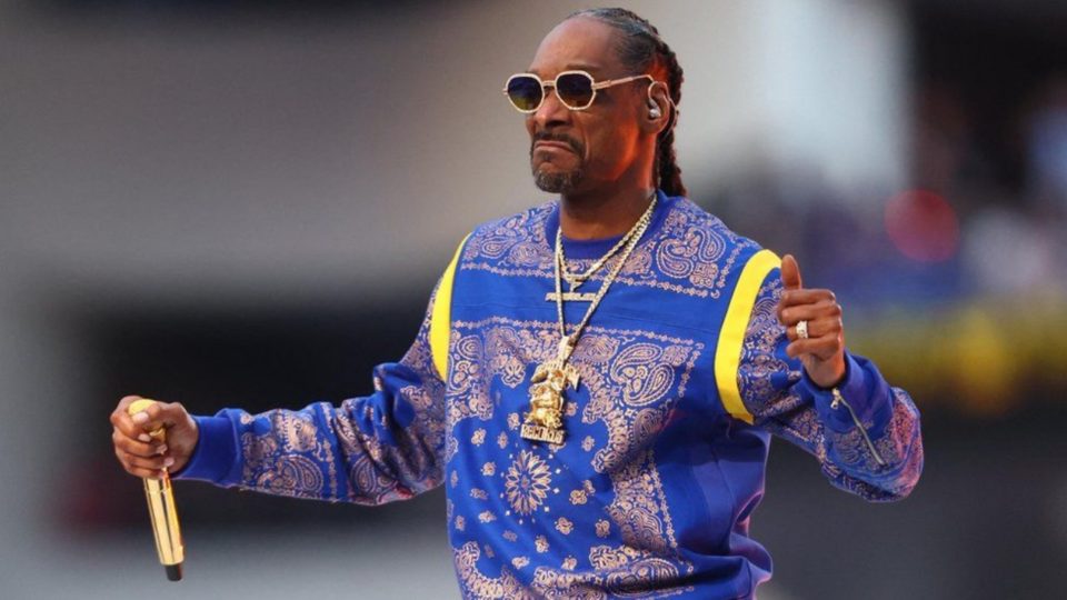 Snoop Dogg wearing a FaZe Klan necklace at the 2022 Super Bowl