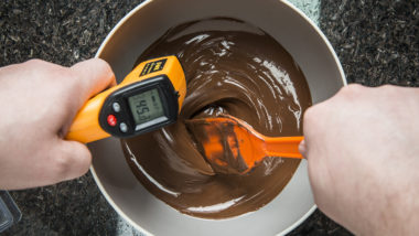 Temperar o chocolate: aprenda a técnica que faz o ingrediente brilhar temperar chocolate