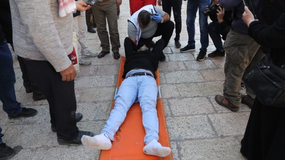 Distúrbios na Esplanada das Mesquitas de Jerusalém deixam cerca de 150 feridos Palestino ferido é atendido do lado de fora da Mesquita de Al Aqsa, após confronto com forças de segurança israelenses em 15 de abril.