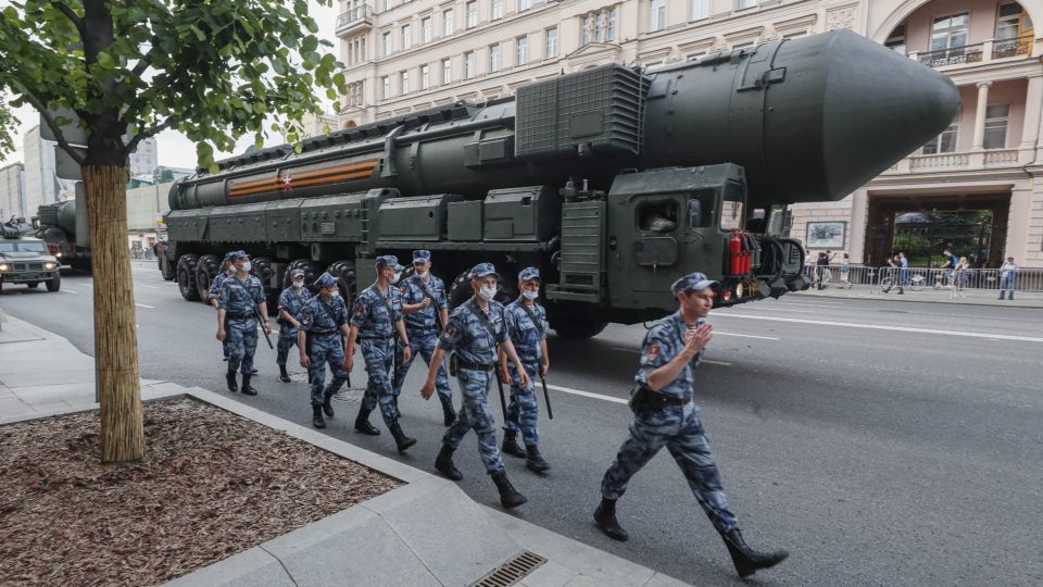 CIA não descarta uso de armas nucleares por parte da Rússia na Ucrânia Míssil nuclear russo RS-24 Yars é escoltado por militares na véspera do ensaio de um desfile militar, em junho de 2020, em Moscou.