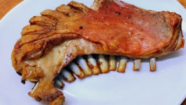 O cordeiro da Páscoa. Sim, cordeiro. Bacalhau é na Sexta-feira Santa Costela de cordeiro dourada no forno. Um apetitosa e fácil sugestão para fazer em casa no domingo de Páscoa.