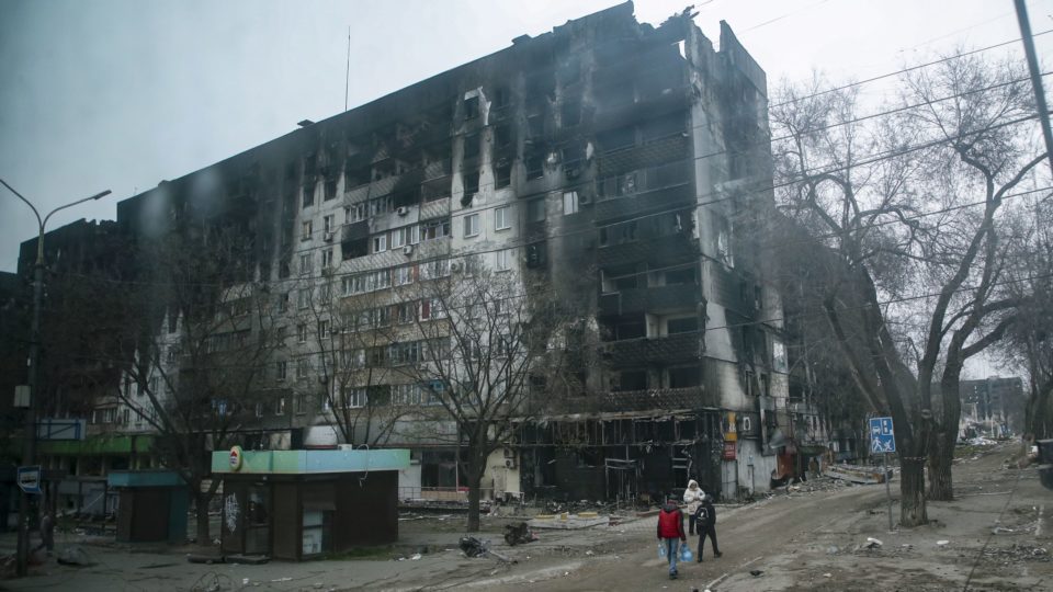 Rússia ataca Mariupol com mísseis de longo alcance, diz Ucrânia Prédio de apartamentos destruído em Mariupol, em foto de 12 de abril de 2022.