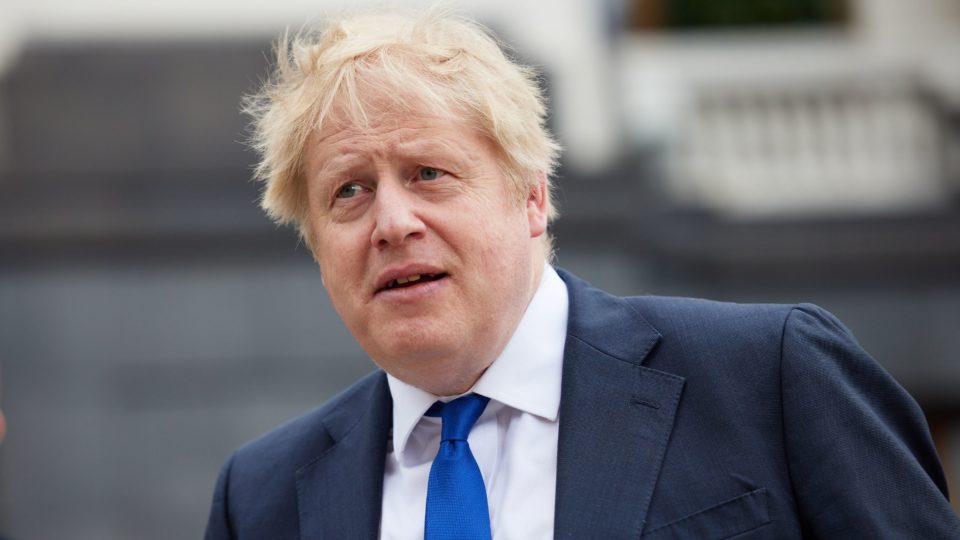 Reino Unido anuncia plano para “exportar” imigrantes ilegais O primeiro-ministro britânico, Boris Johnson, durante visita à Ucrânia em abril de 2022.