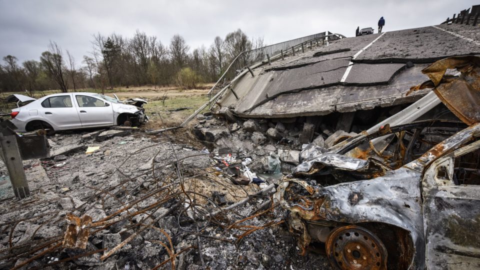 Bombardeio russo em Kiev mata ao menos uma pessoa, diz prefeito Ponte na região de Kiev destruída por ataque russo.