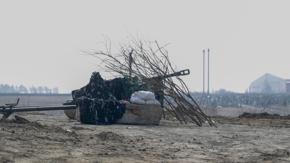 EUA estão preocupados com possível falta de munição para ucranianos Canhão ucraniano camuflado nos arredores de Kiev, fotografado no fim de março de 2022.