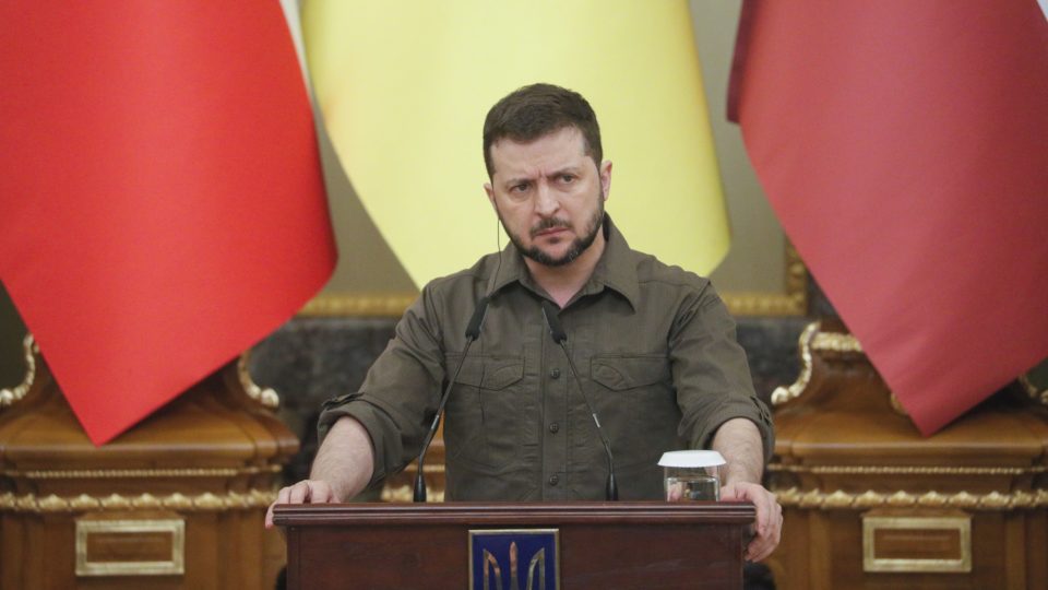 Zelensky afirma que entre 2,5 mil e 3 mil soldados ucranianos foram mortos em invasão O presidente da Ucrânia, Volodymyr Zelensky, fala em entrevista coletiva.