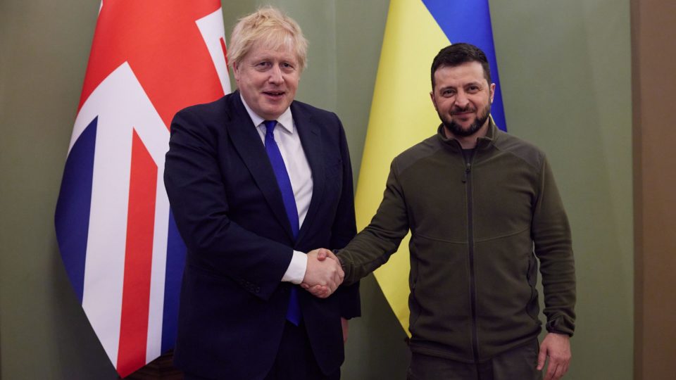 Rússia proíbe Boris Johnson de entrar no país Boris Johnson (esq.) e Volodymyr Zelensky (dir.) durante visita-surpresa do britânico a Kiev, em 9 de abril de 2022.