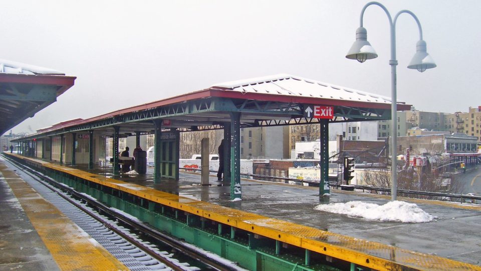 Metrô de Nova York tem novo tiroteio, sem feridos A polícia acredita que o tiroteio ocorreu quando o trem estava nas proximidades da Estação Burnside Avenue, da linha 4 do metrô nova-iorquino.