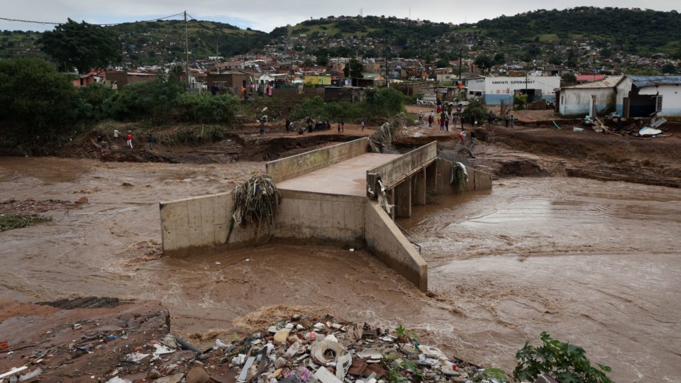 Inundações deixam quase 400 mortos na África do Sul Durban foi a cidade mais atingida pelas enchentes na província de KwaZulu-Natal, leste da África do Sul.