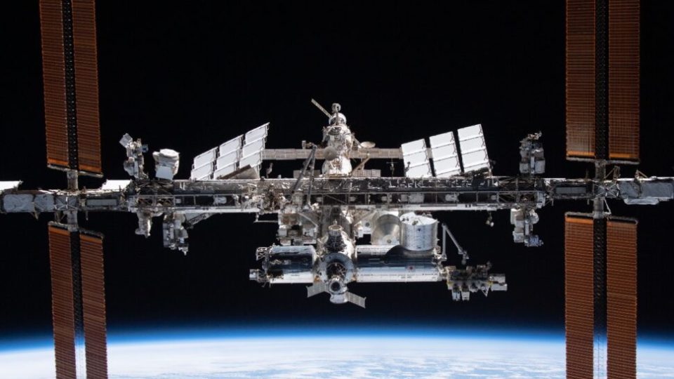 Quem estiver nas cidades de Curitiba e Cascavel, no Paraná, poderá avistar a estação espacial a olho nu.