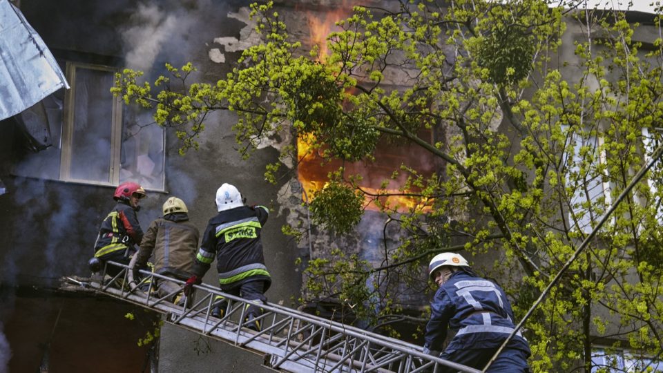 Novos ataques ao centro de Kharkiv deixam pelo menos 5 mortos e 13 feridos Bombeiros tentam apagar incêndio causado por ataque russo em Kharkiv, em 17 de abril de 2022.