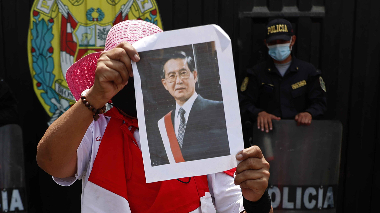 Alberto Fujimori, ex-presidente do Peru, está internado Um apoiador do ex-presidente segura um foto dele em uma manifestação.