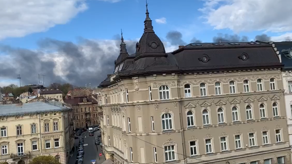 Ataques russos deixam mortos em Lviv, perto da fronteira com a Polônia Fumaça em estação de trem em Lviv
