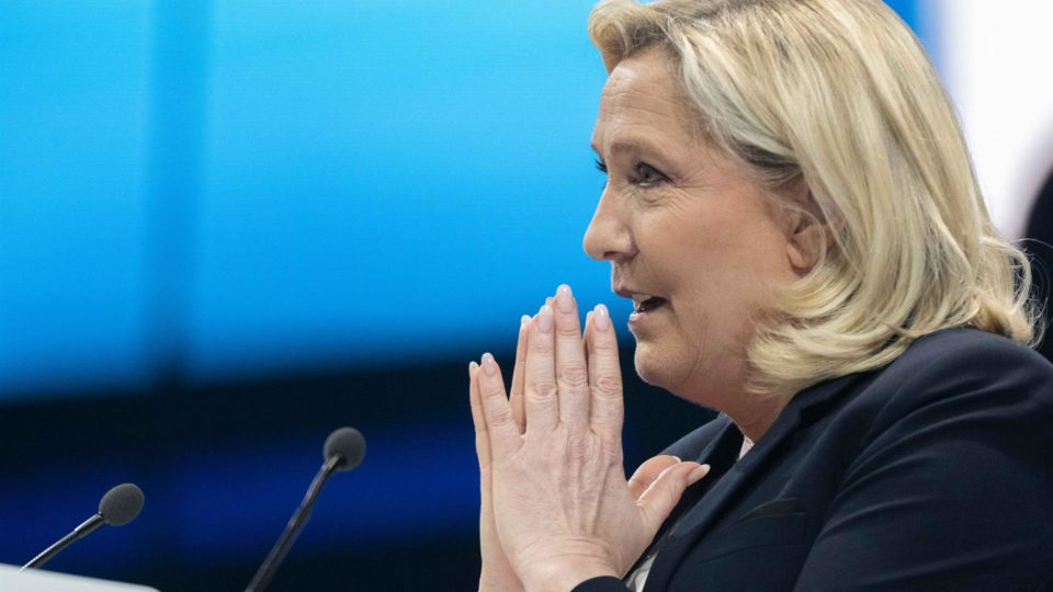 A candidata Marine Le Pen concorre o segundo turno neste domingo com o atual presidente da França, Emmanuel Macron