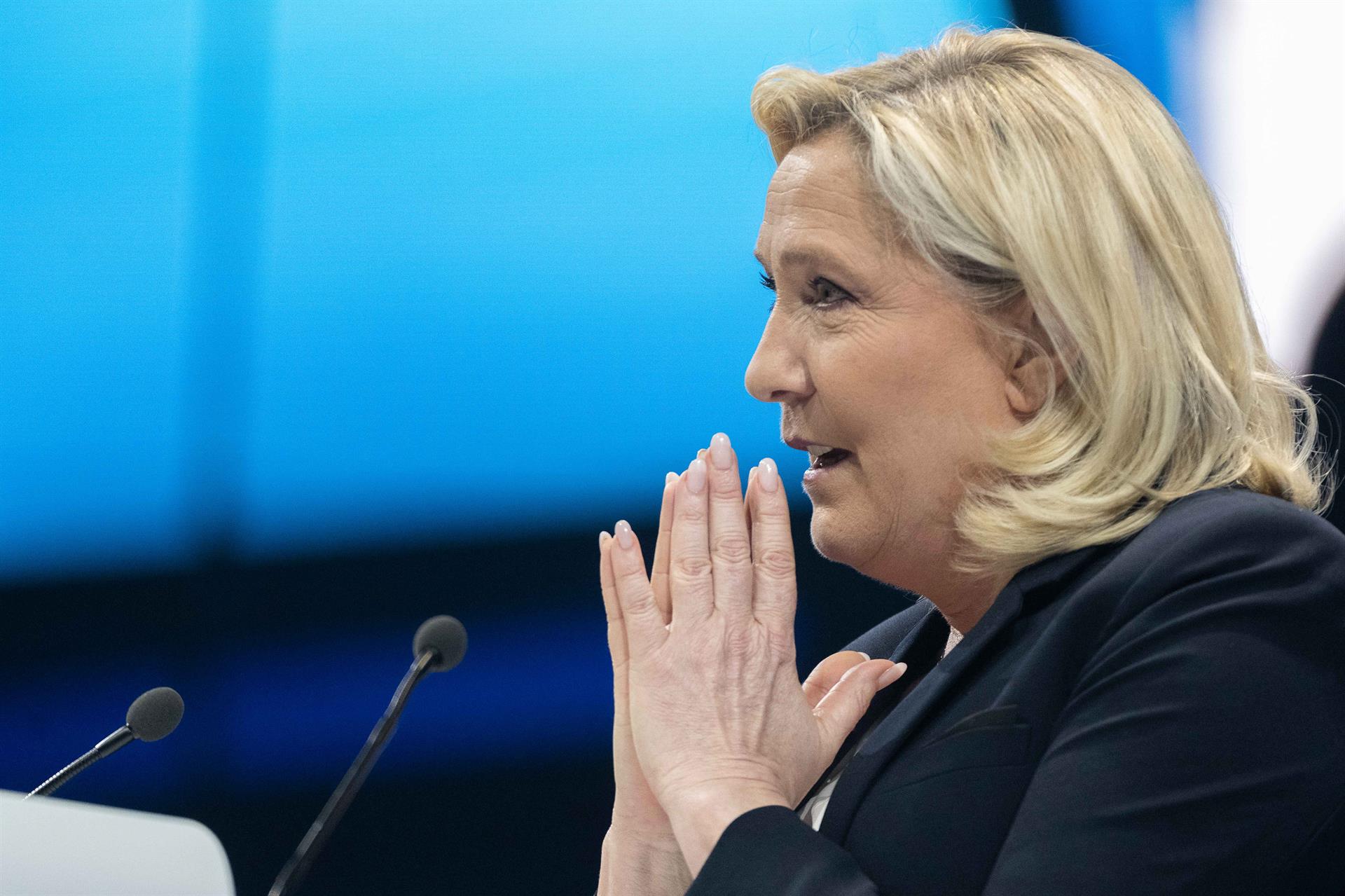 A candidata Marine Le Pen concorre o segundo turno neste domingo com o atual presidente da França, Emmanuel Macron