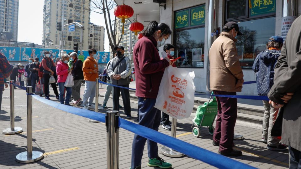 China mostra (mais uma vez) que comunistas não respeitam a vida Moradores de Pequim aguardam em fila para comprar alimentos