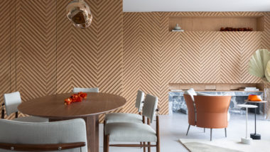 Painel ripado em espinha de peixe e pontos de cor marcam projeto de apartamento de 150 m² Painel ripado em espinha de peixe e pontos de cor marcam projeto de apartamento de 150 m²