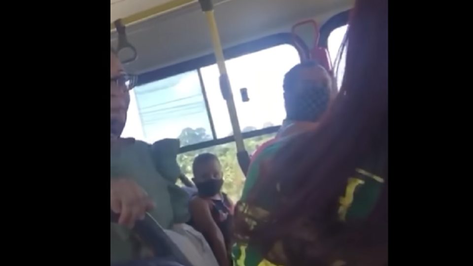 Ex-candidata a vereadora pelo PT agride funcionária da Havan Vídeo mostra agressão e insultos de ex-candidata a vereadora do PT. em Jundiaí, contra uma funcionária da Havan.