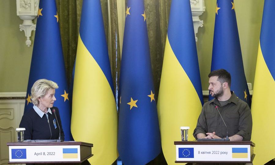 Ursula von der Leyen e Volodymyr Zelensky, em Kiev, no dia 8 de abril